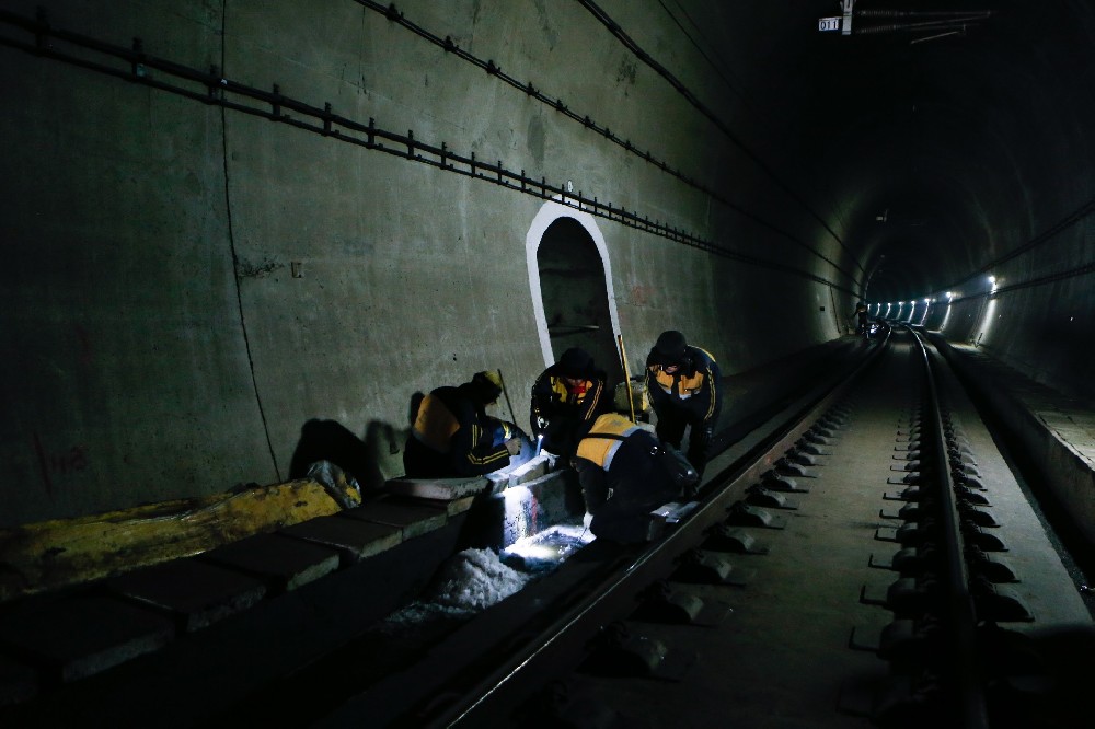 文殊镇铁路运营隧道病害现状